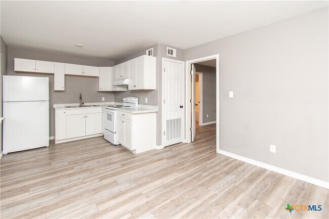 Building Photo - 501 Root Ave