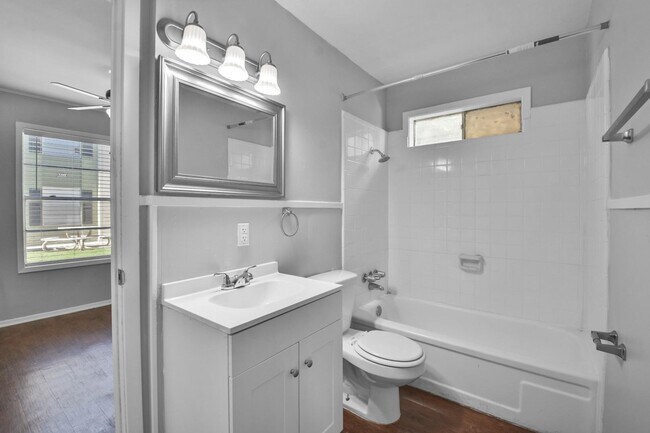 Building Photo - 1510 Broadmoor Dr