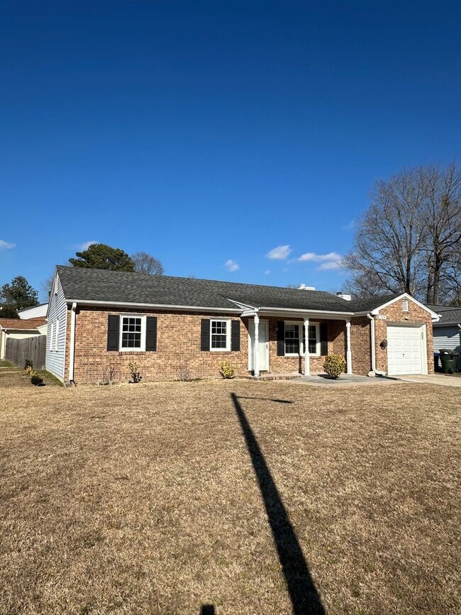 Building Photo - Located in Close Proximity to City Center.