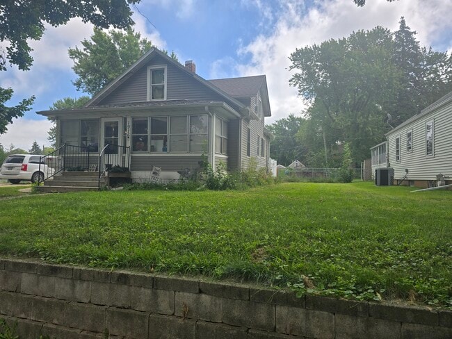 Building Photo - 1916 S Maple St