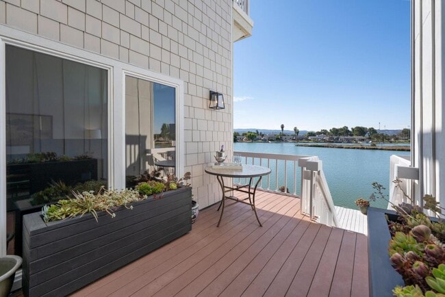 Building Photo - 543 Starboard Dr