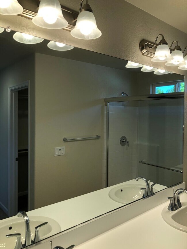 Building Photo - Modesto 3 Bedroom 2.5 Bath Newer Construction