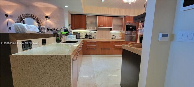 Building Photo - 1331 Brickell Bay Dr