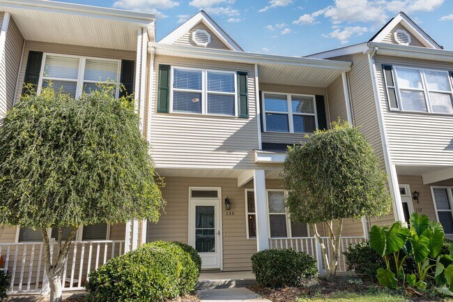 Building Photo - Newly Updated Townhome with Minutes Walk t...