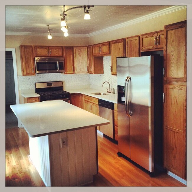 Building Photo - Beautiful 5 bed, 2 bath luxury south side ...