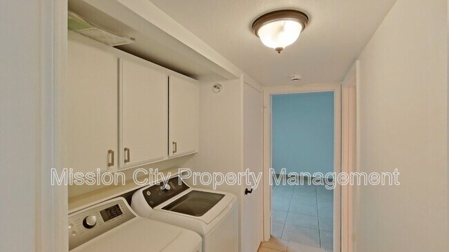 Building Photo - 432 Via Rosa