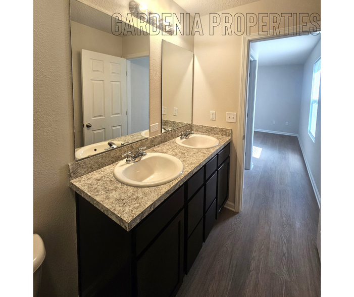 Building Photo - 1115 E 5th St