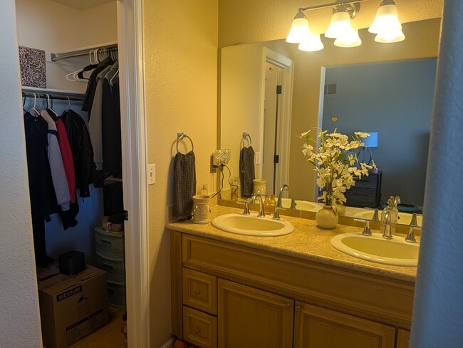 Building Photo - 5615 S Quemoy Ct