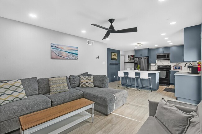 Building Photo - 2732 Luzon Dr