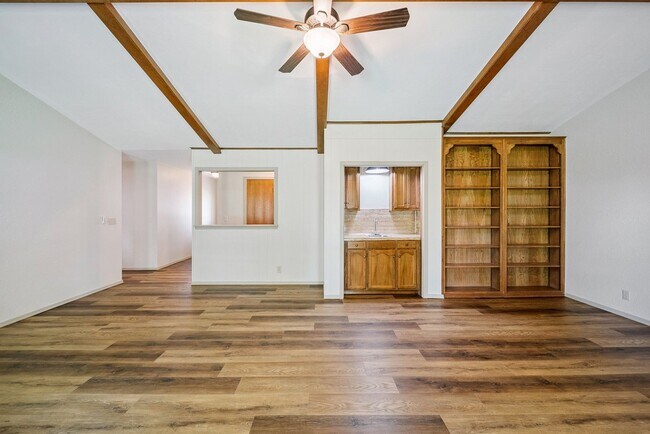 Building Photo - Spacious Single Story 4 Room Home + Sunroo...