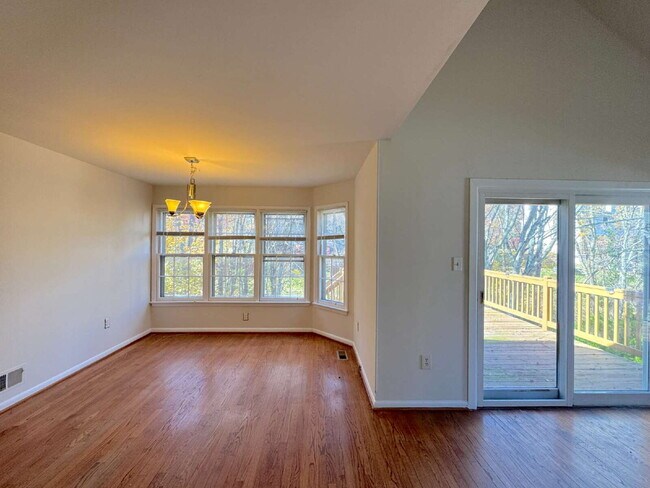 Building Photo - Lake Ridge Gem: Your Inviting Home Awaits!