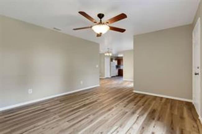 Building Photo - Beautiful 3/1 in the heart of Plant City