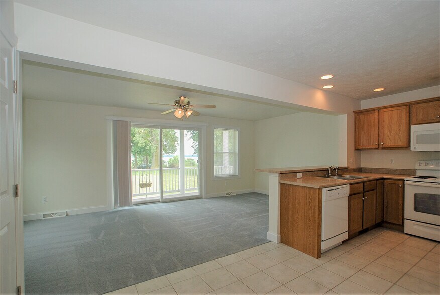 Building Photo - 808 W 2ND St