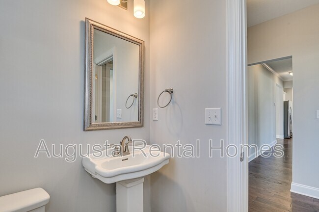 Building Photo - 909 Chesford Dr