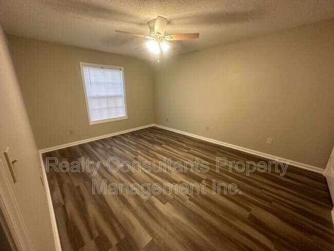 Building Photo - 800 Folly Ct