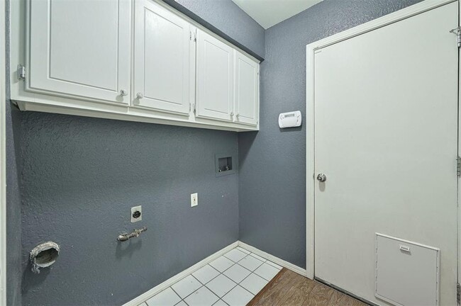 Building Photo - 8720 Raven Ave
