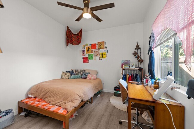 Building Photo - Private turfed yard!