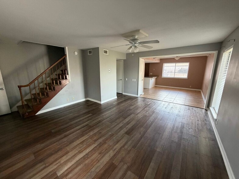 Building Photo - 211 Lakebend Cir