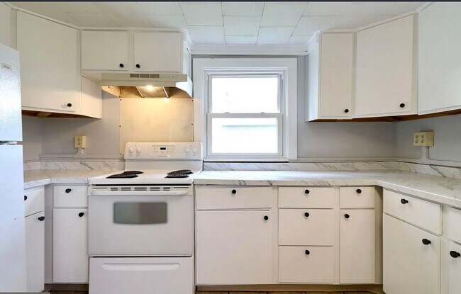Building Photo - Charming 3-Bedroom Home with Office in How...