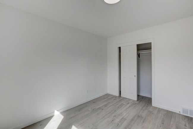 Building Photo - 2 bed 1 bath Fully Renovated Apartment in ...