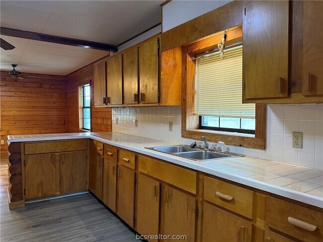 Building Photo - 9581 Valley View Dr