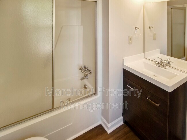Building Photo - 106 E Bay Ct