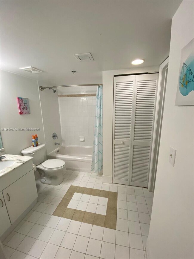 Building Photo - 1200 Brickell Bay Dr