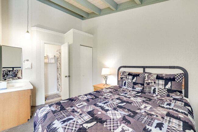 Building Photo - FREE MONTH RENT w/ 1 Year Lease - 3rd floo...