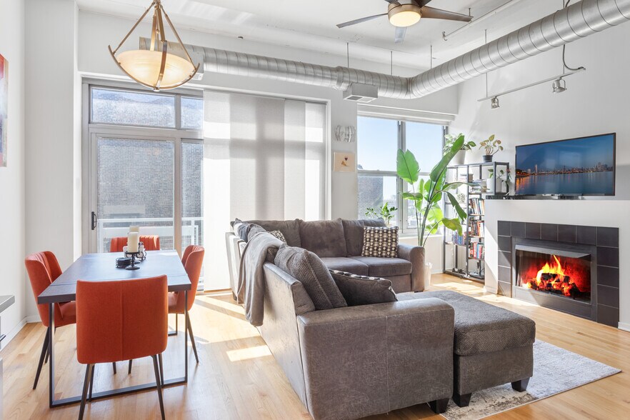 Living and Dining Area - 933 W Van Buren St