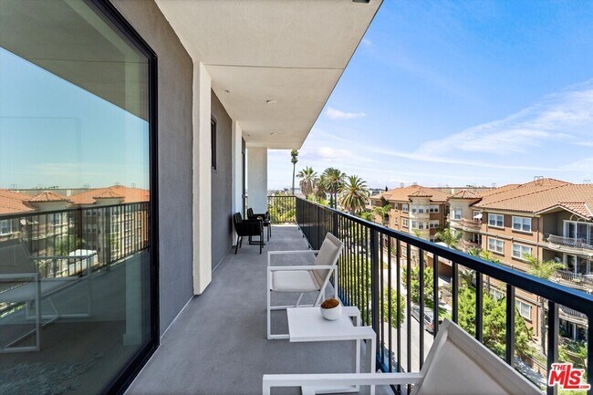 Building Photo - 904 S New Hampshire Ave