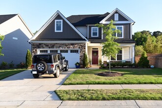 Building Photo - FURNISHED: Previous Model Home, For Rent 3 bedrooms/2.5 baths/2nd Floor Family Room w/kitchenette...