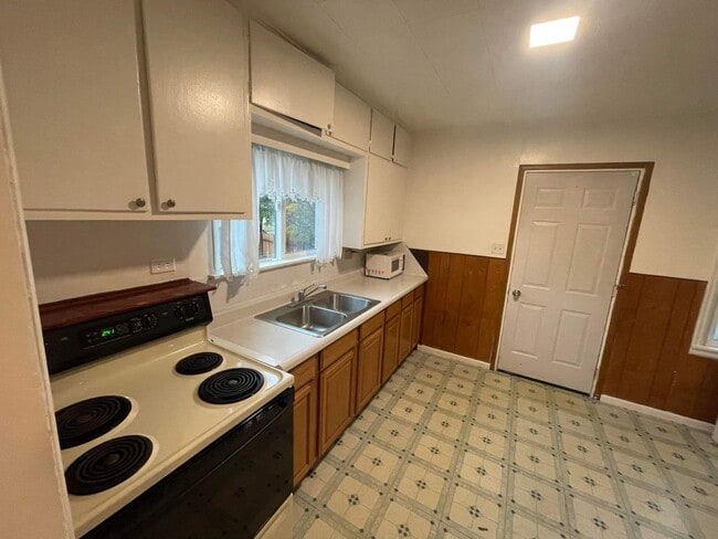 Building Photo - Cute, Centrally located House