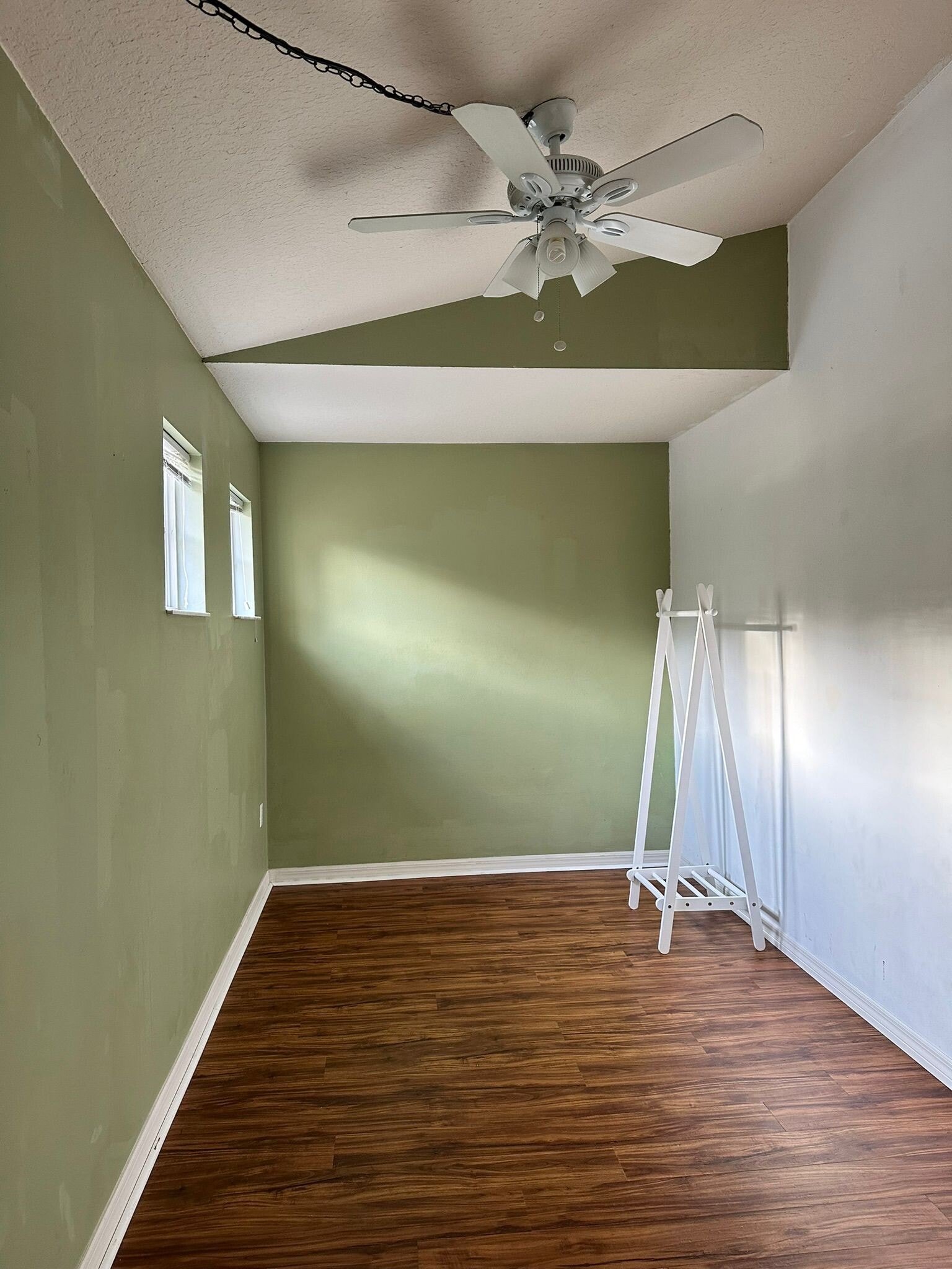 Small room $655 - 3650 Oakdale Cir