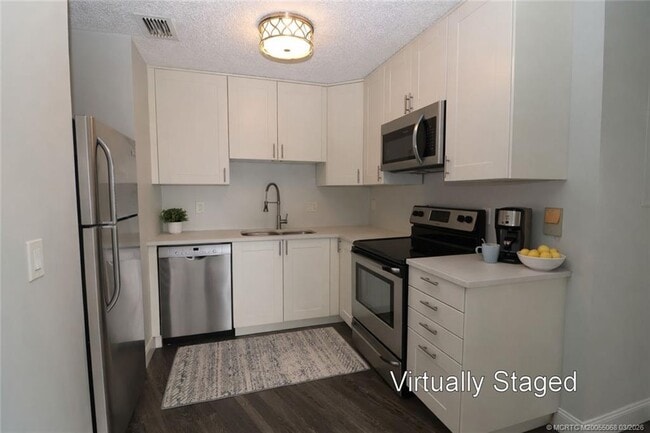 Building Photo - 2083 NE Collins Cir