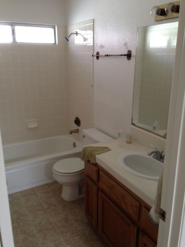 Building Photo - SW Bakersfield home!