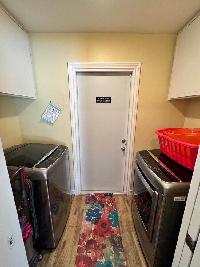 Building Photo - 8238 E Vista Dr