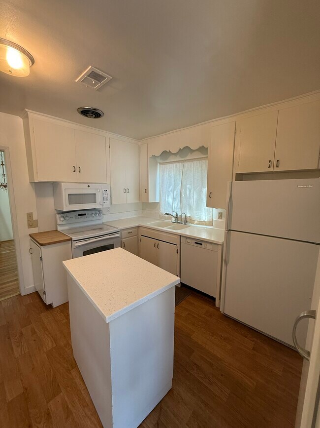 Building Photo - 810 Martin St