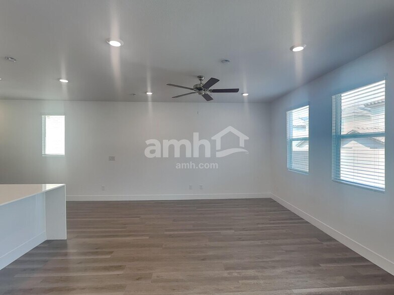 Building Photo - 5872 Vaes Dothrak St