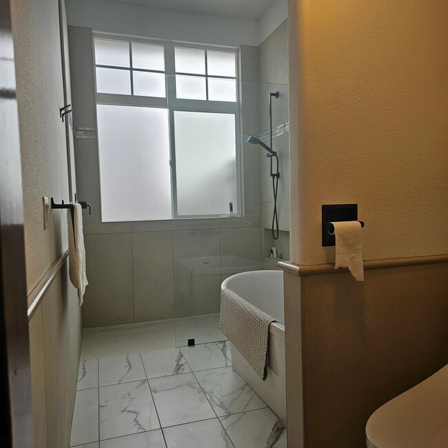 Building Photo - Gorgeous fully furnished home in downtown Eagle!