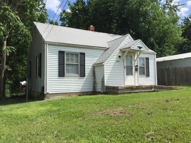 Building Photo - 2 Bedroom 1 Bath Bungalow $795! Central He...