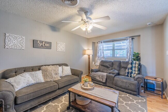 Building Photo - Charming 3 bedroom, 2 bath in Great Location!