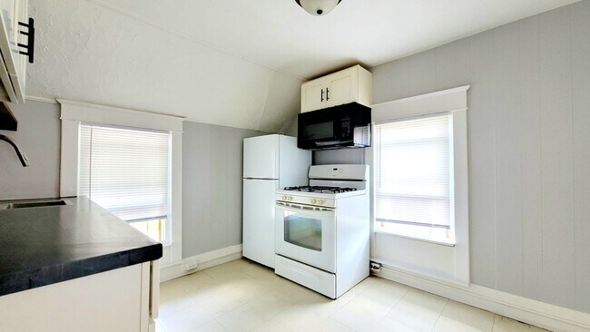 Building Photo - 1210 W 6th st