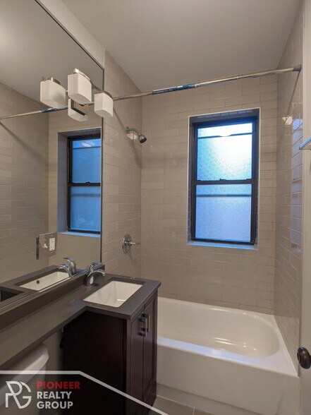 Building Photo - 423 W Belden Ave