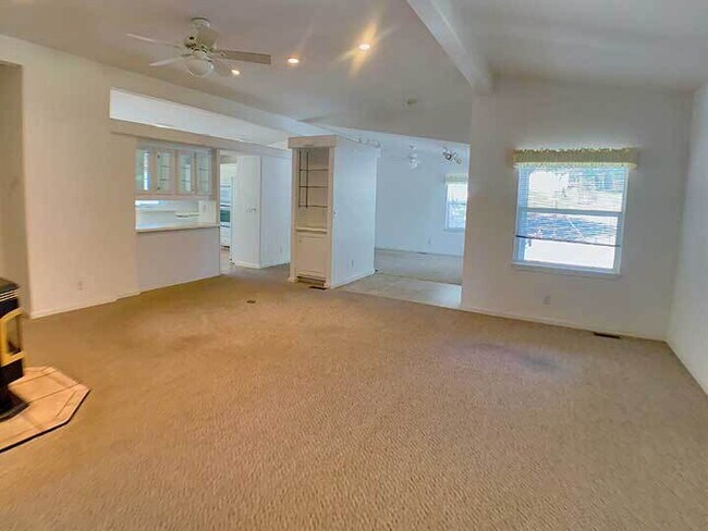 Building Photo - 2100sf 2 bed / 2 bath home with spacious living spaces for rent!