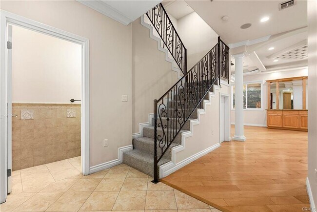 Building Photo - 732 E Palm Ave