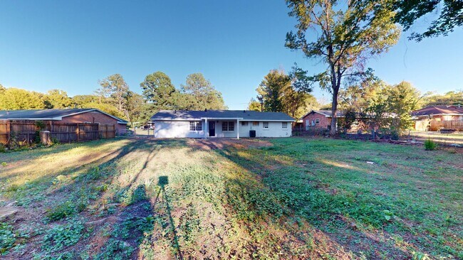 Building Photo - 4 Bed/2 Bath in Daniel Pratt School District