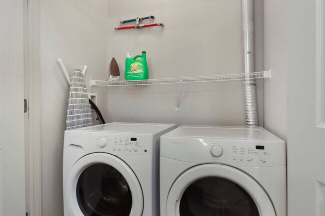 Building Photo - 256 N Addison Ave