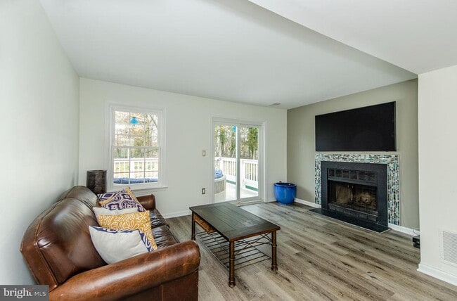 Building Photo - 3300 Lakeside View Dr