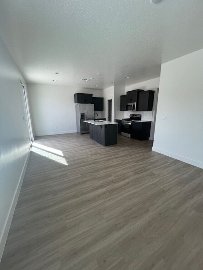 Building Photo - SPACIOUS HOME FOR RENT!
