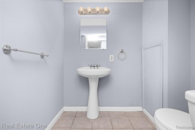 Building Photo - 348 Decca Dr